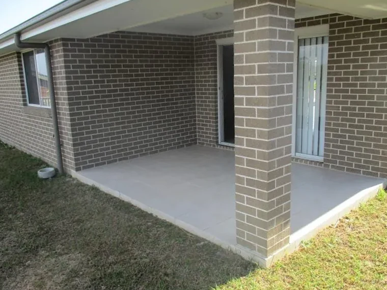 the covered patio and back garden at Hamlyn Terrace